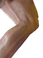 Detalle limpieza zona piernas.Restauración escultura.